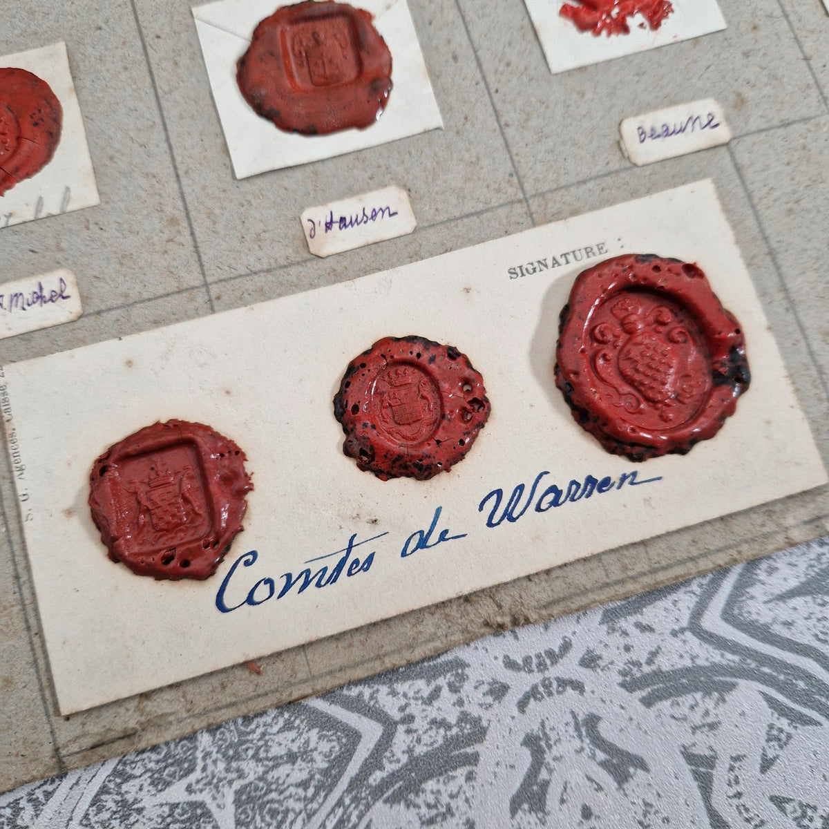 Collection de cachets - Blasons en cire vermillon et bordeaux
