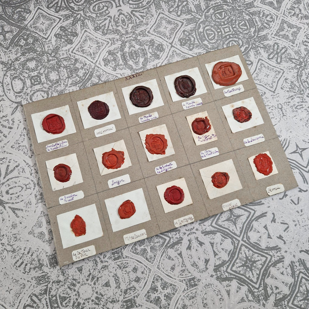 Planche de cachets armoriés rouges et bordeaux