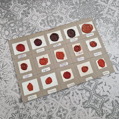 Planche de cachets armoriés rouges et bordeaux