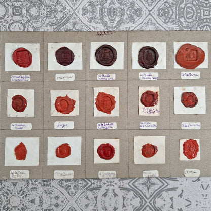 Planche de cachets armoriés rouges et bordeaux