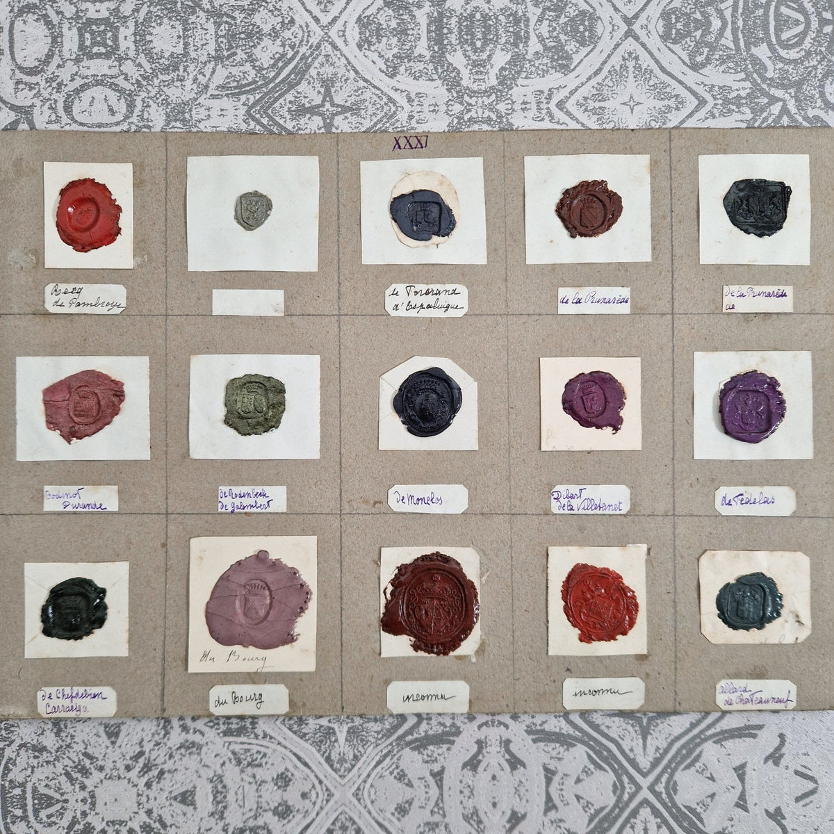 Cachets anciens polychromes - Nuances de violet, vert et rouge