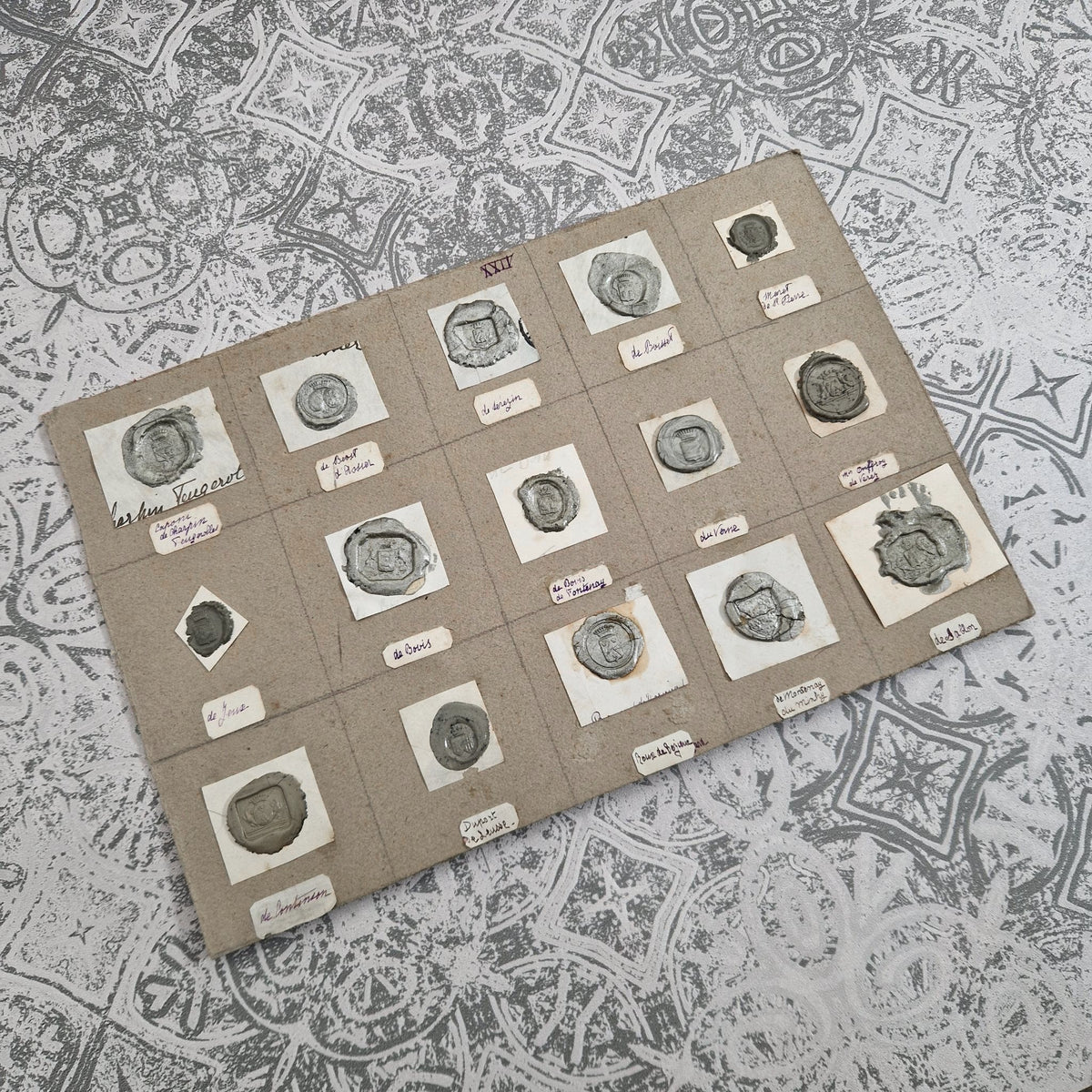Planche de cachets anciens aux teintes argentées