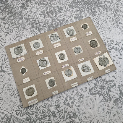 Planche de cachets anciens aux teintes argentées