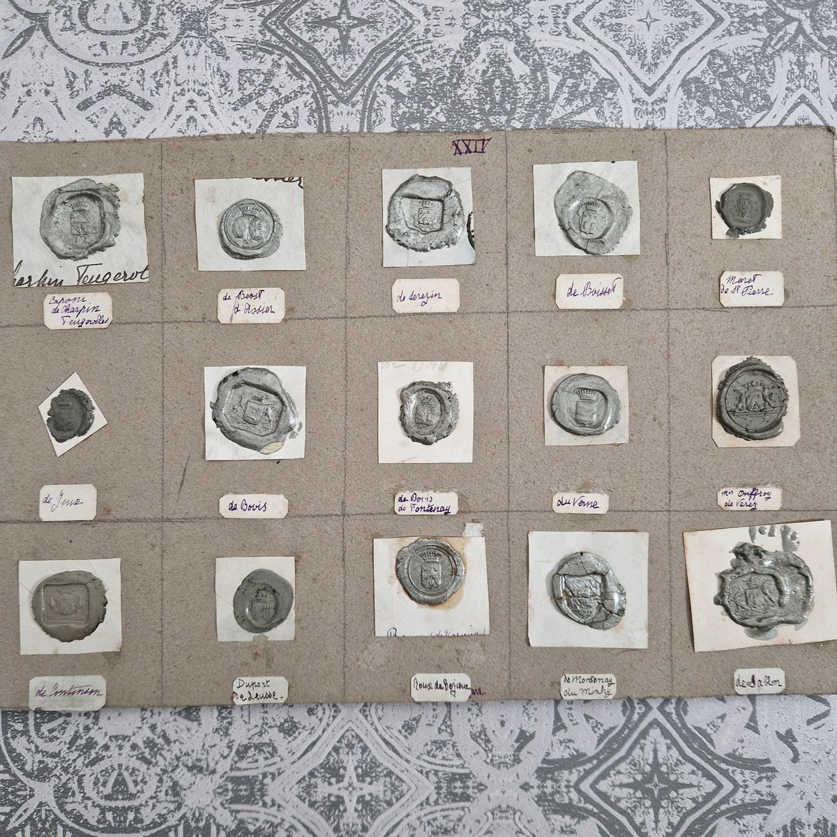 Planche de cachets anciens aux teintes argentées