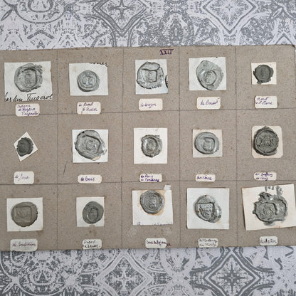 Planche de cachets anciens aux teintes argentées