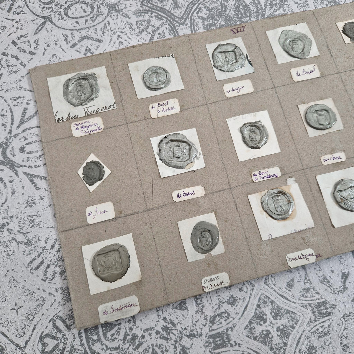 Planche de cachets anciens aux teintes argentées