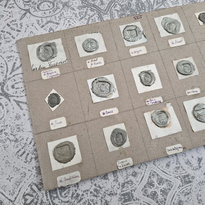 Planche de cachets anciens aux teintes argentées