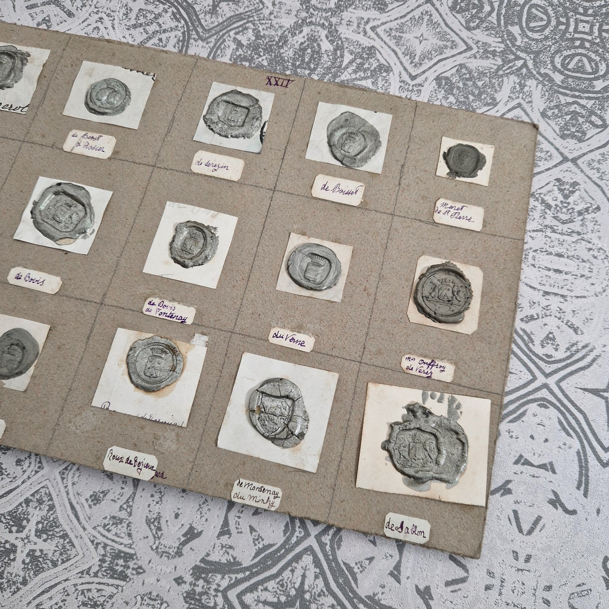 Planche de cachets anciens aux teintes argentées