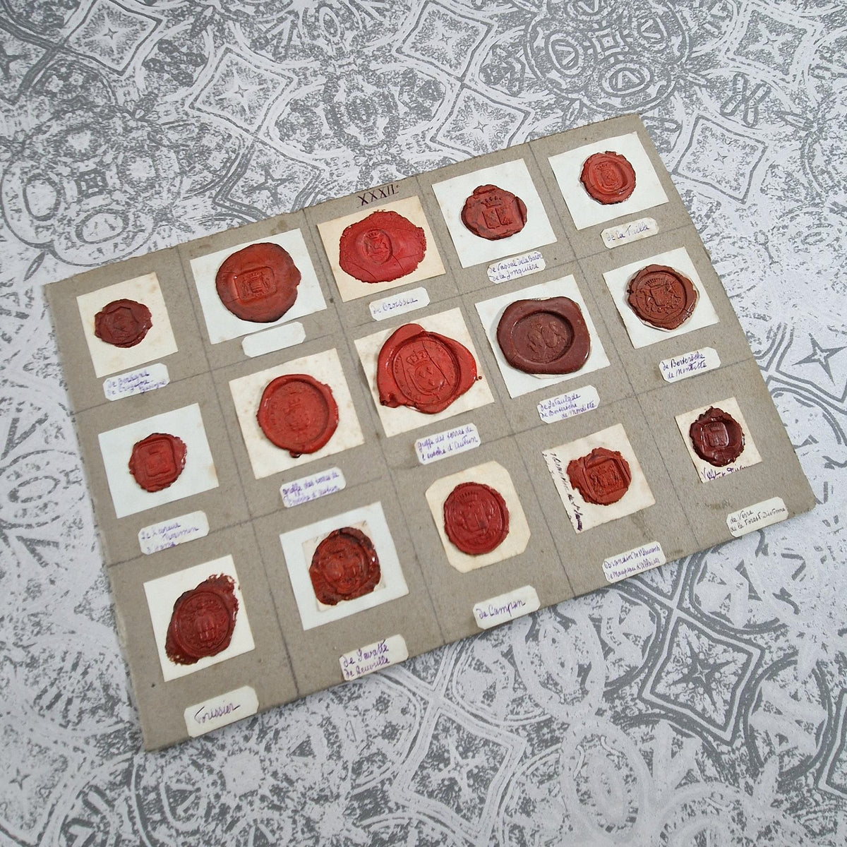Planche de sceaux anciens - Grands blasons et cires rouges