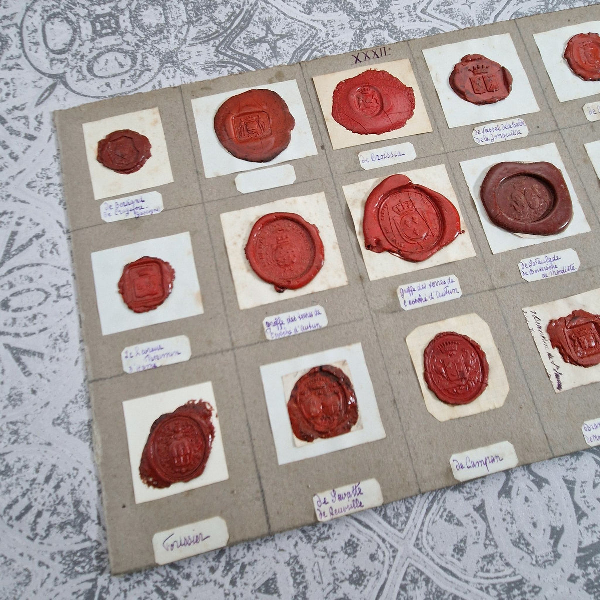 Planche de sceaux anciens - Grands blasons et cires rouges