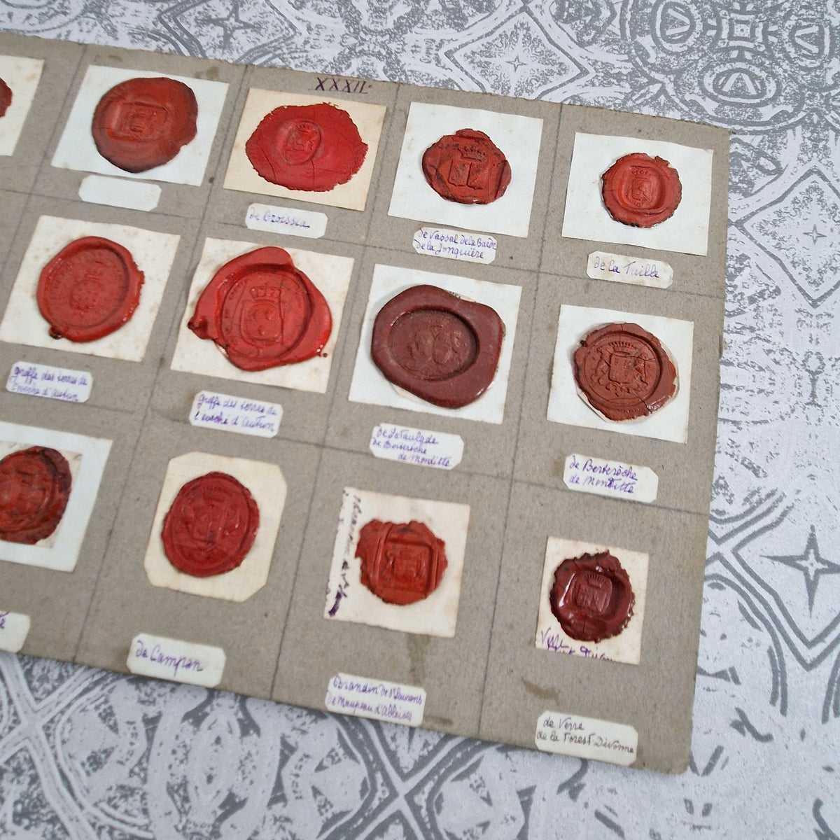 Planche de sceaux anciens - Grands blasons et cires rouges