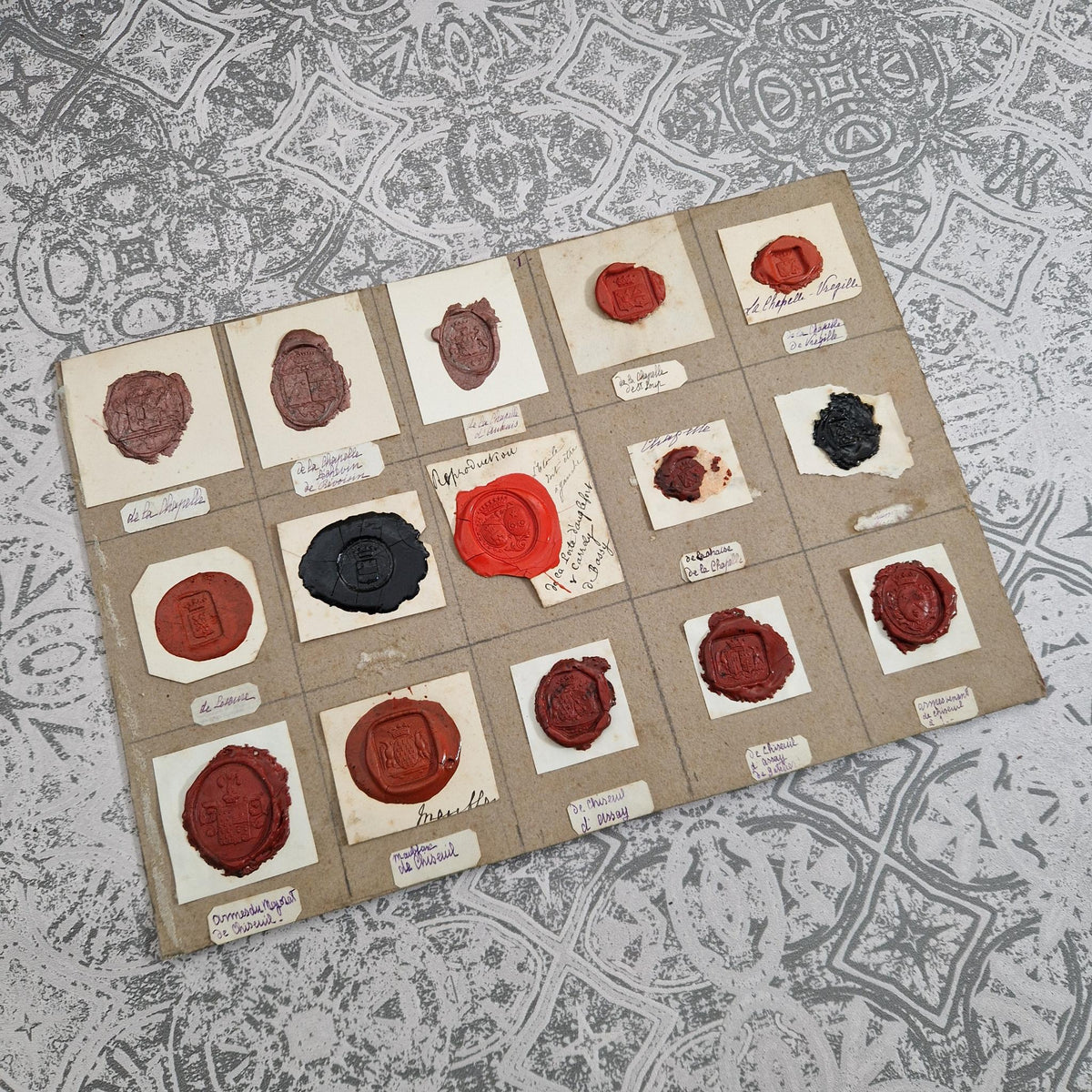Planche de cachets armoriés - Cires rouges, mauves et noires