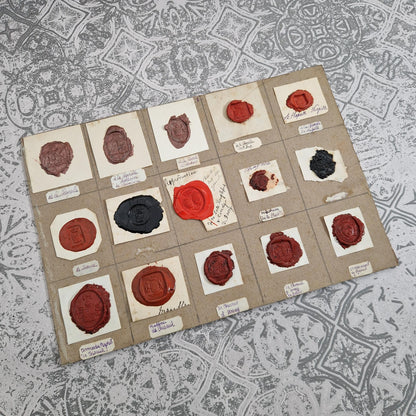 Planche de cachets armoriés - Cires rouges, mauves et noires