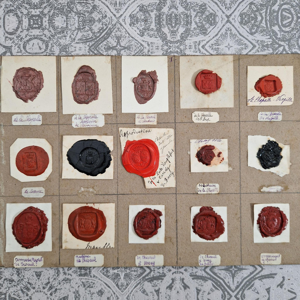 Planche de cachets armoriés - Cires rouges, mauves et noires