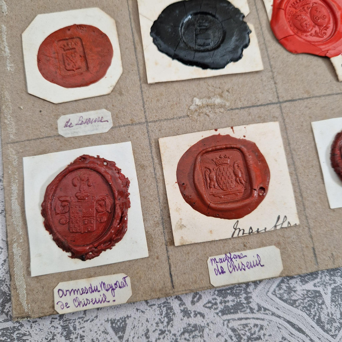 Planche de cachets armoriés - Cires rouges, mauves et noires