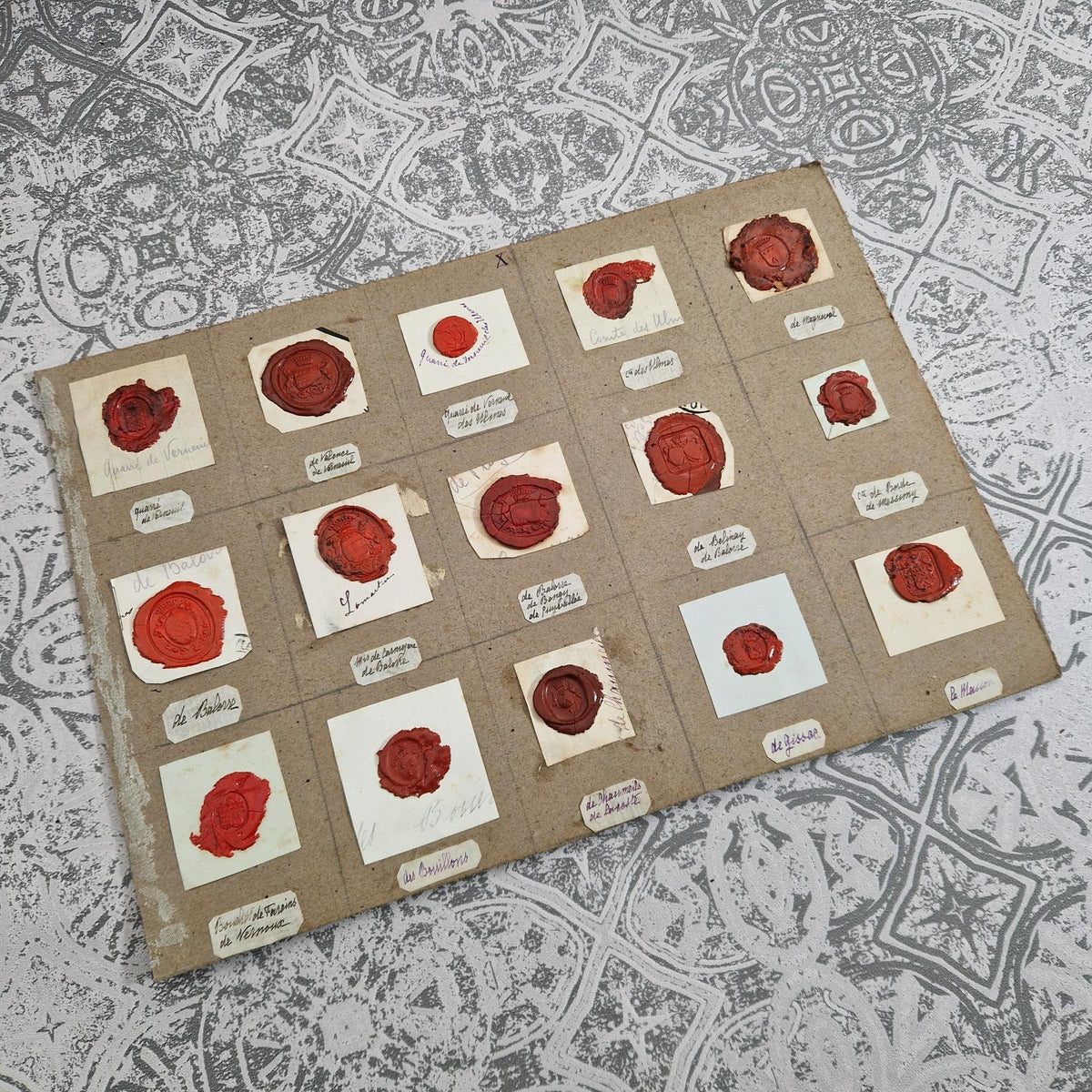 Collection de 15 cachets en cire - Blasons et écus couronnés