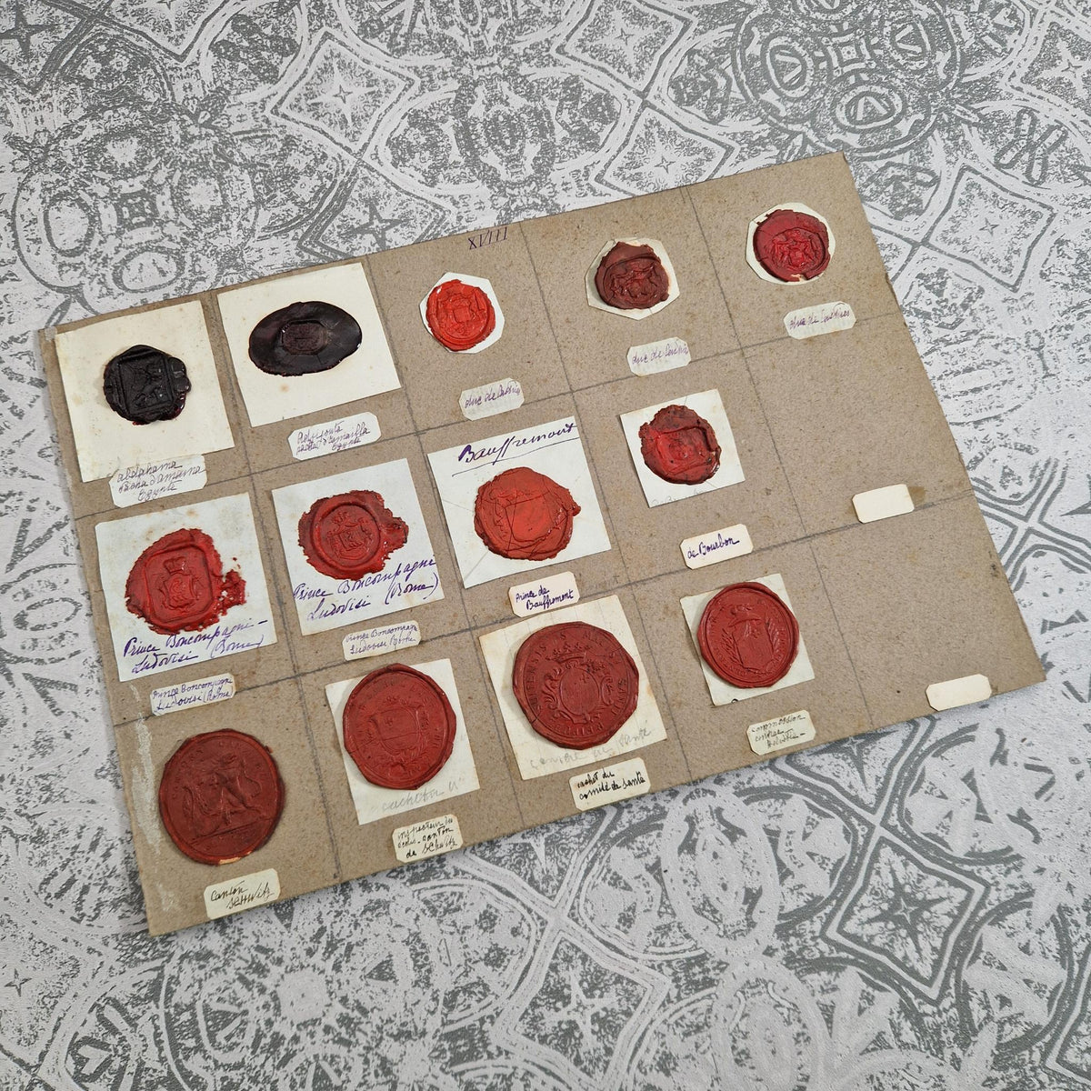 Planche de 13 cachets anciens en cire rouge