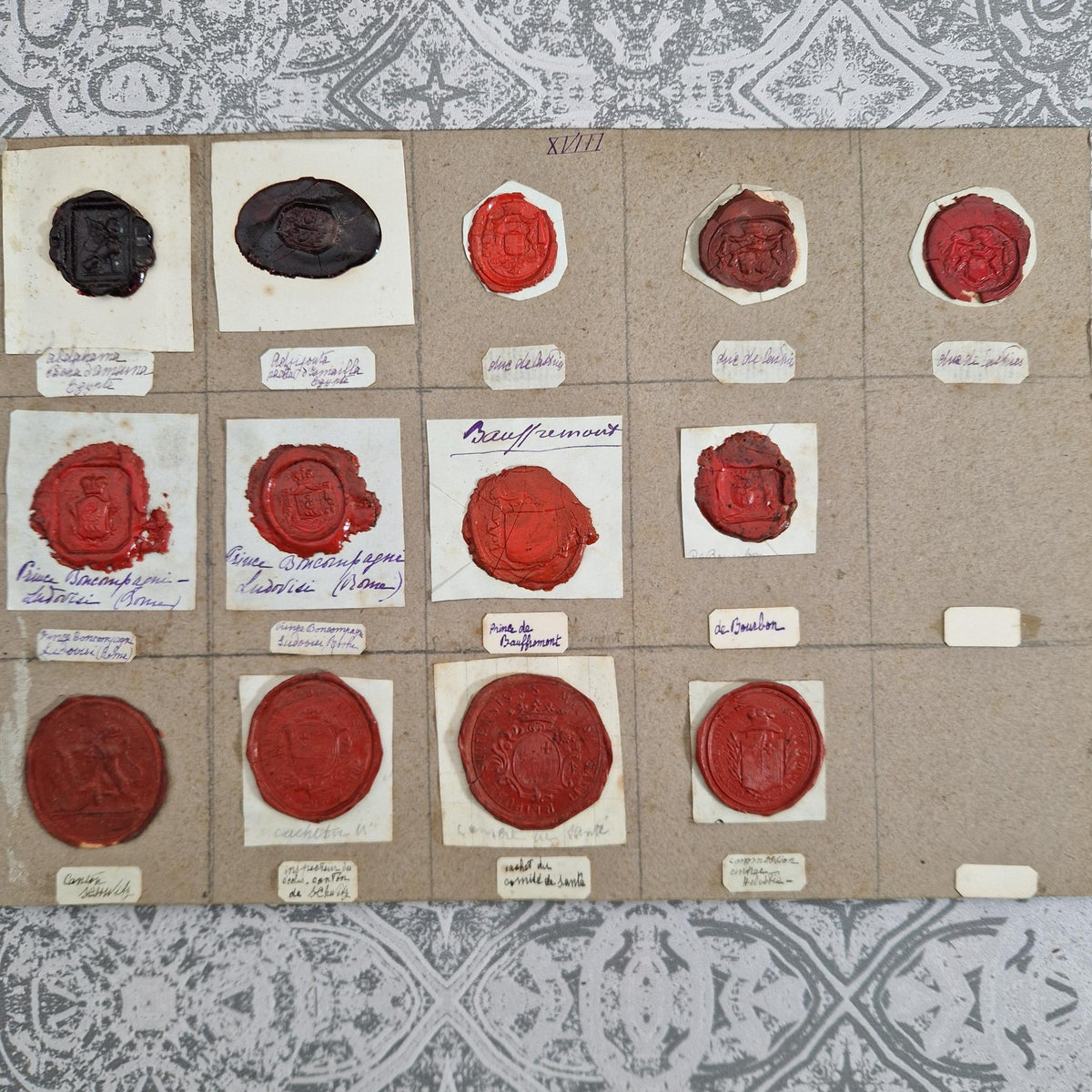 Planche de 13 cachets anciens en cire rouge