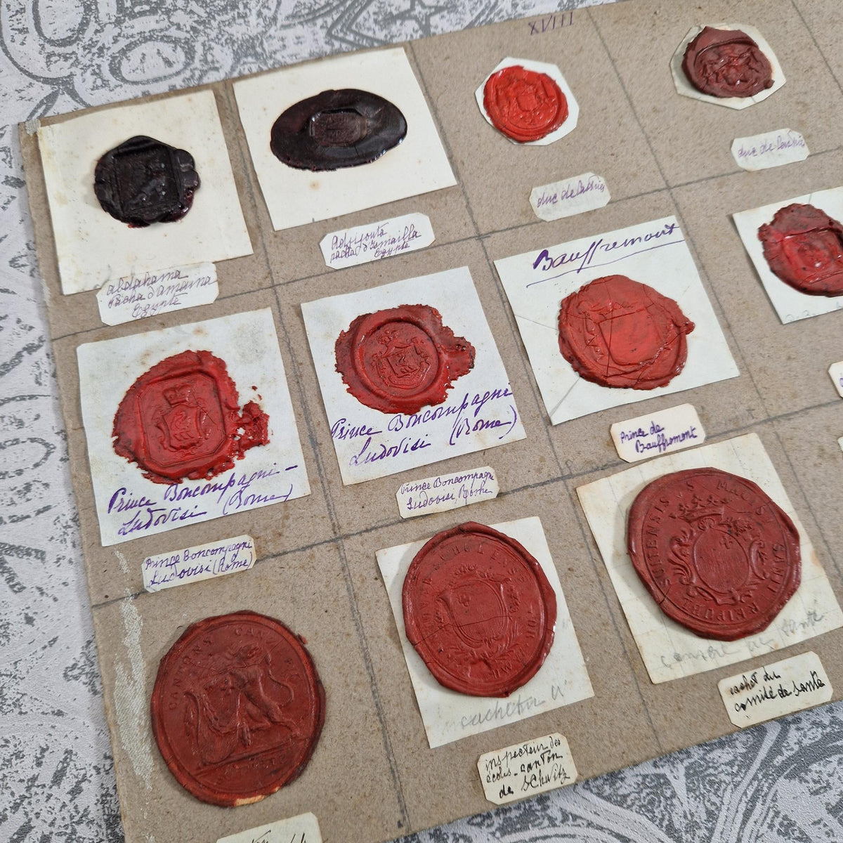 Planche de 13 cachets anciens en cire rouge