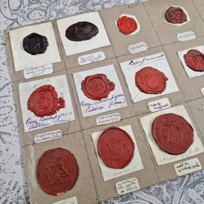 Planche de 13 cachets anciens en cire rouge