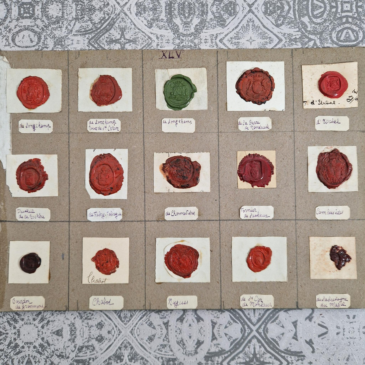 15 anciens cachets en cire - Sceau vert et armoiries rouges