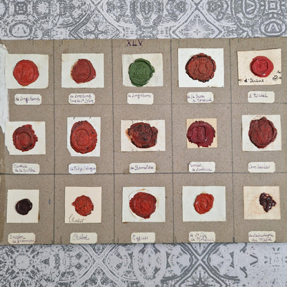 15 anciens cachets en cire - Sceau vert et armoiries rouges