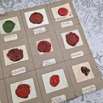 15 anciens cachets en cire - Sceau vert et armoiries rouges