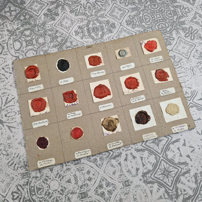 Ensemble de 15 cachets en cire polychrome et reflets dorés