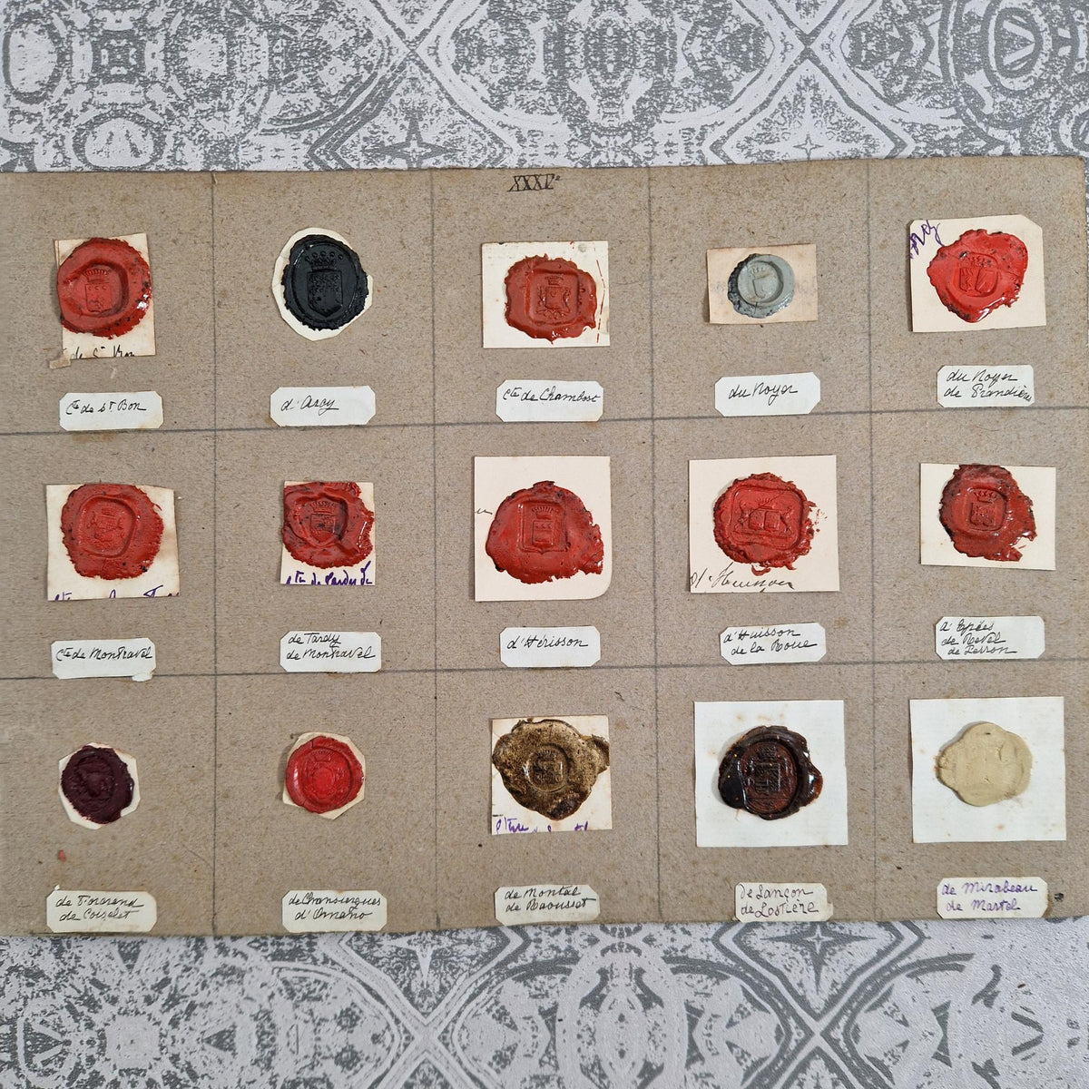 Ensemble de 15 cachets en cire polychrome et reflets dorés