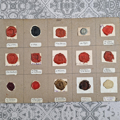 Ensemble de 15 cachets en cire polychrome et reflets dorés