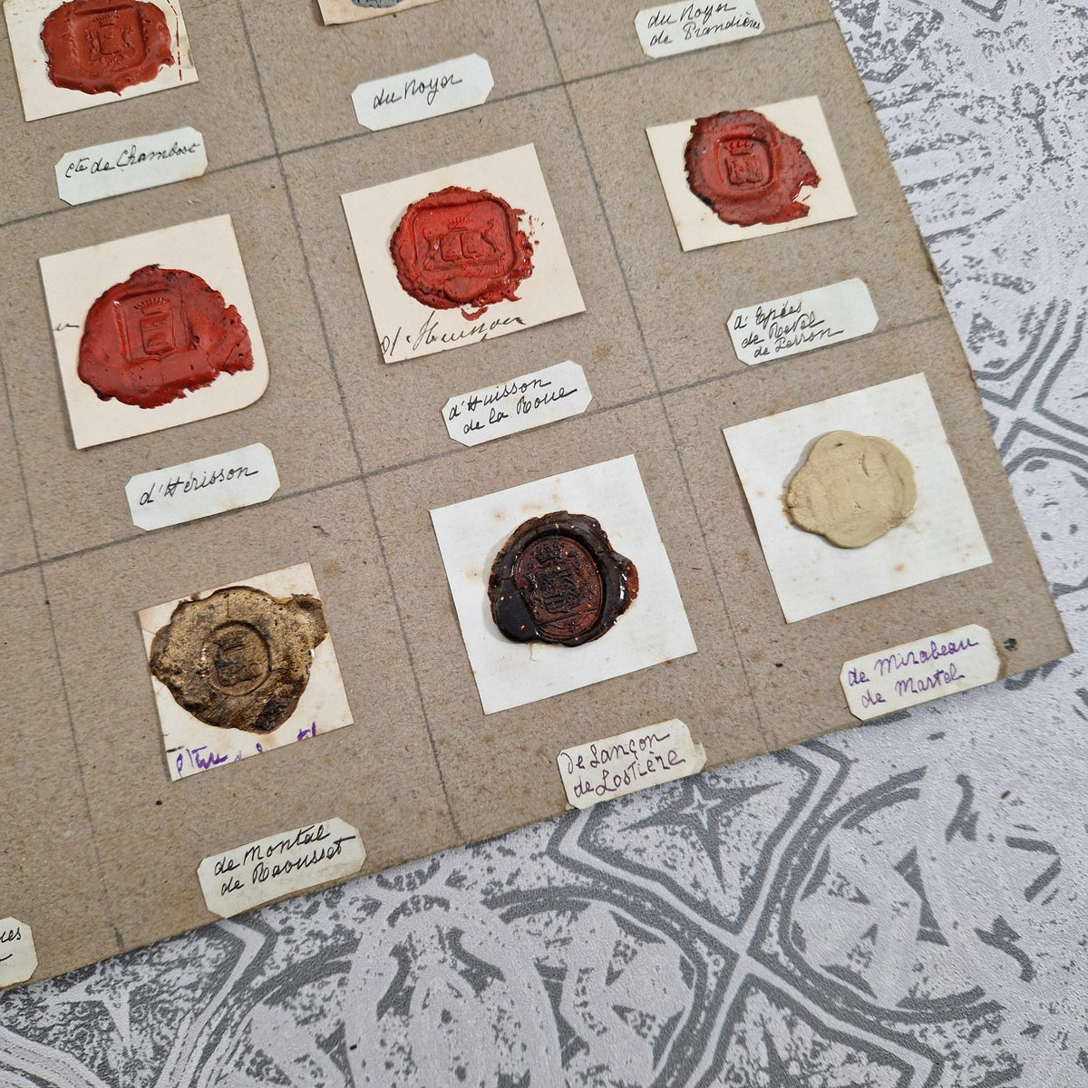 Ensemble de 15 cachets en cire polychrome et reflets dorés