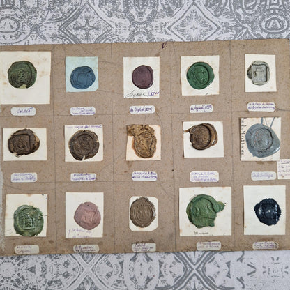 Quinze cachets polychromes - Cires vertes et reflets dorés