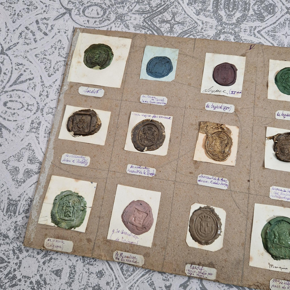 Quinze cachets polychromes - Cires vertes et reflets dorés