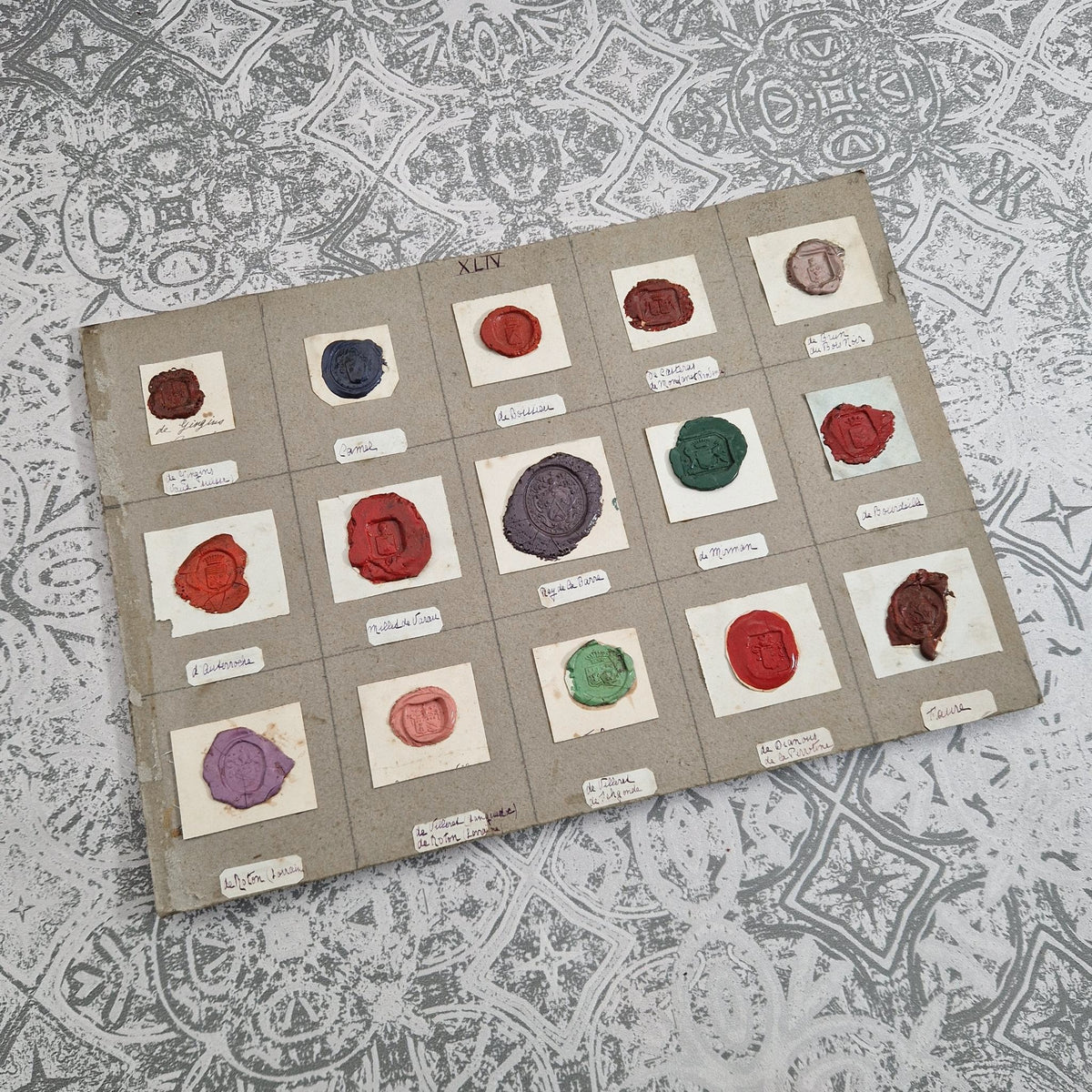 Belle planche d'anciens sceaux polychromes