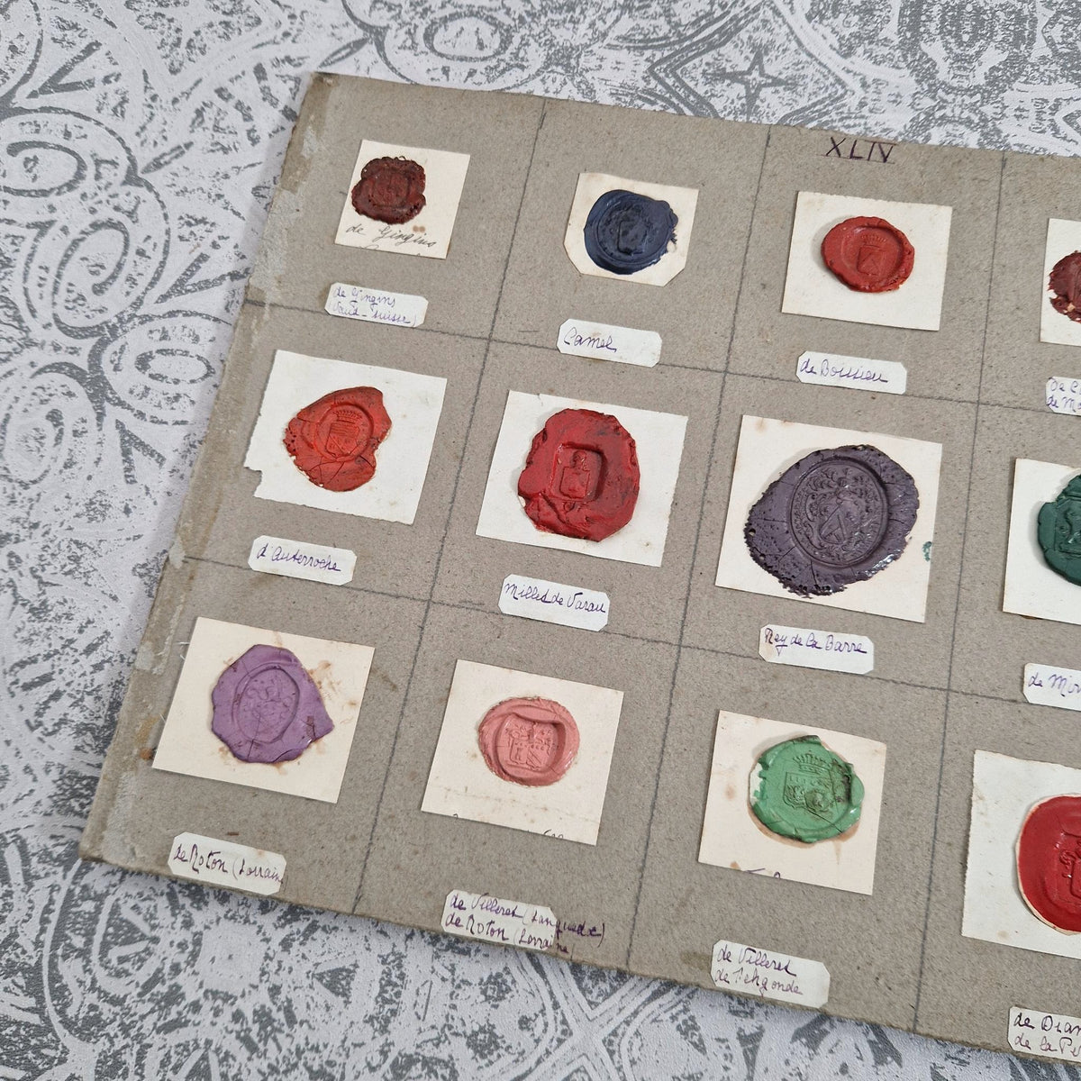 Belle planche d'anciens sceaux polychromes