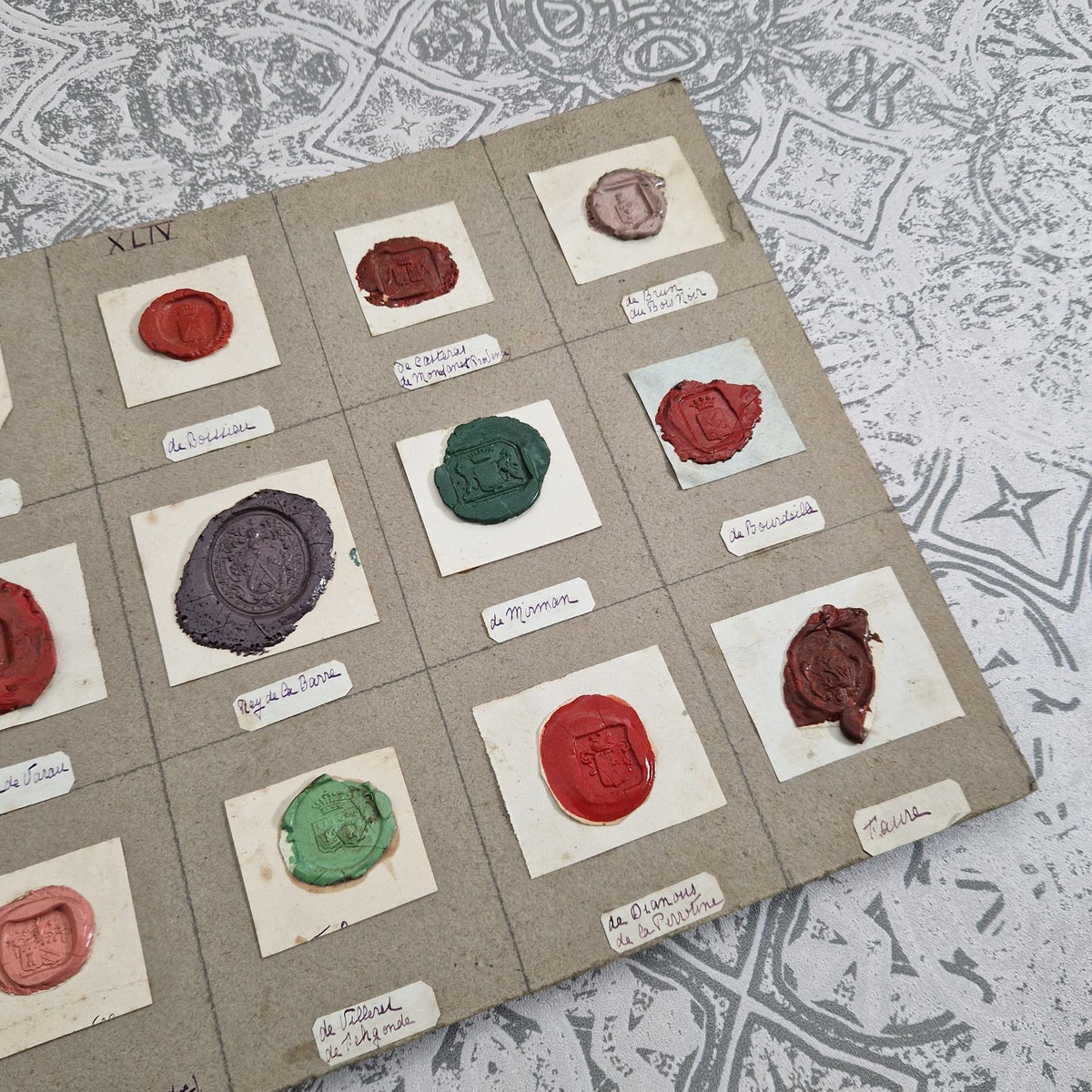 Belle planche d'anciens sceaux polychromes