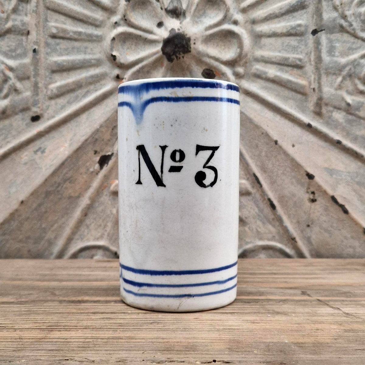 Ancienne chope d’archer n° 3 - faïence blanche et bleue