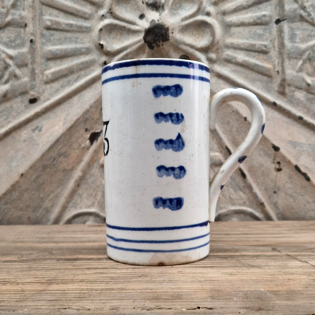 Ancienne chope d’archer n° 3 - faïence blanche et bleue