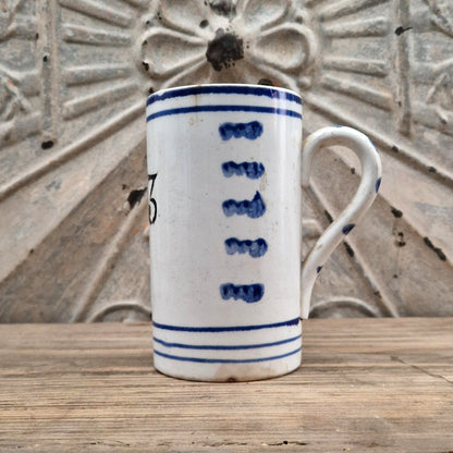 Ancienne chope d’archer n° 3 - faïence blanche et bleue