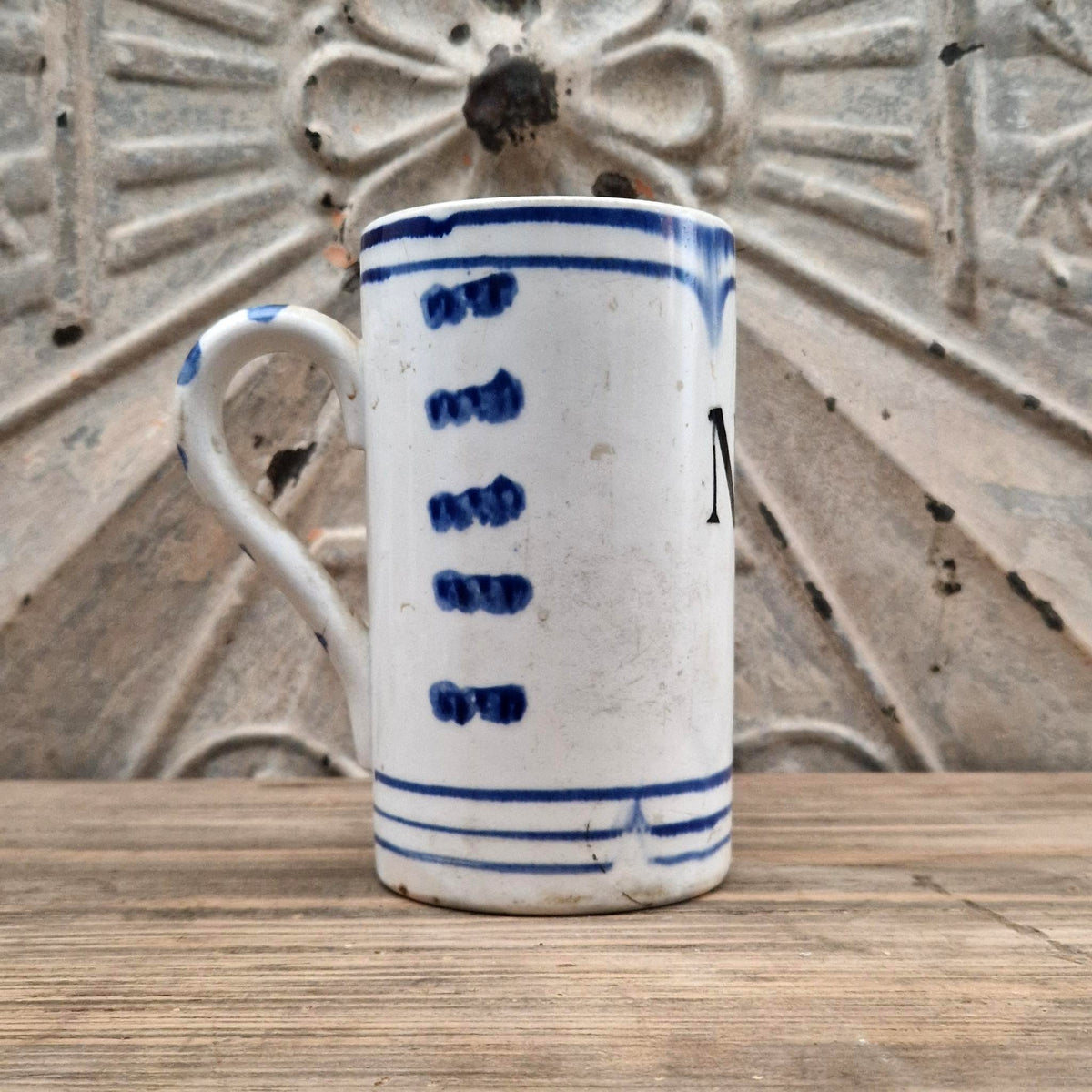 Ancienne chope d’archer n° 3 - faïence blanche et bleue