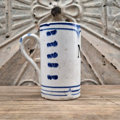 Ancienne chope d’archer n° 3 - faïence blanche et bleue