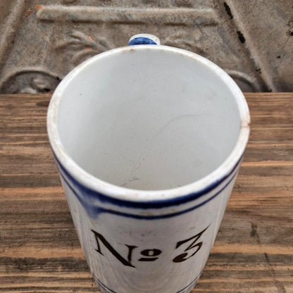 Ancienne chope d’archer n° 3 - faïence blanche et bleue