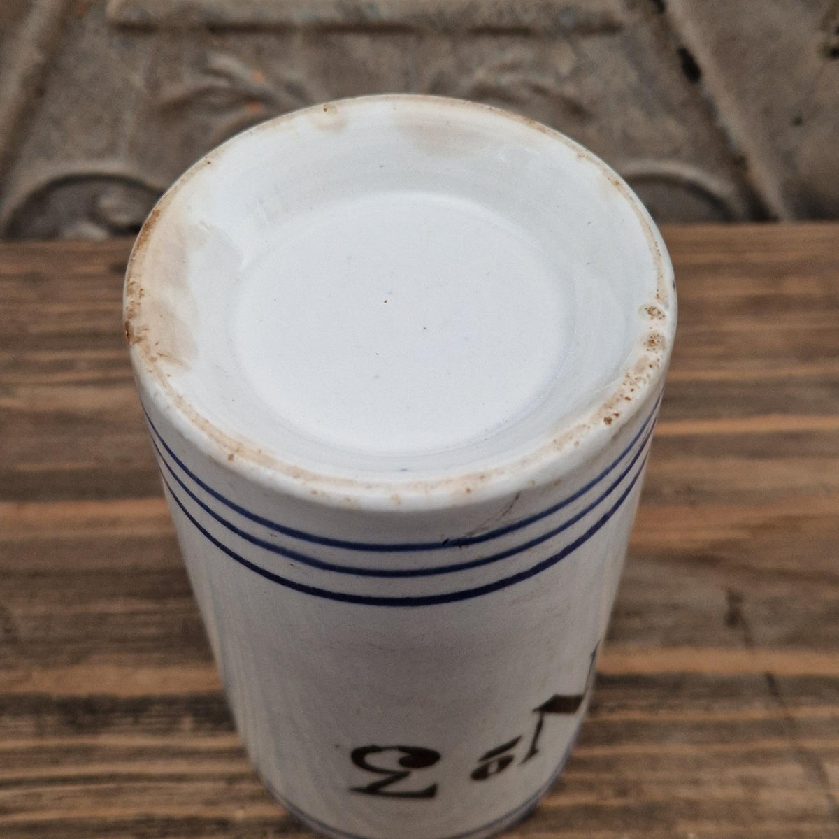 Ancienne chope d’archer n° 3 - faïence blanche et bleue