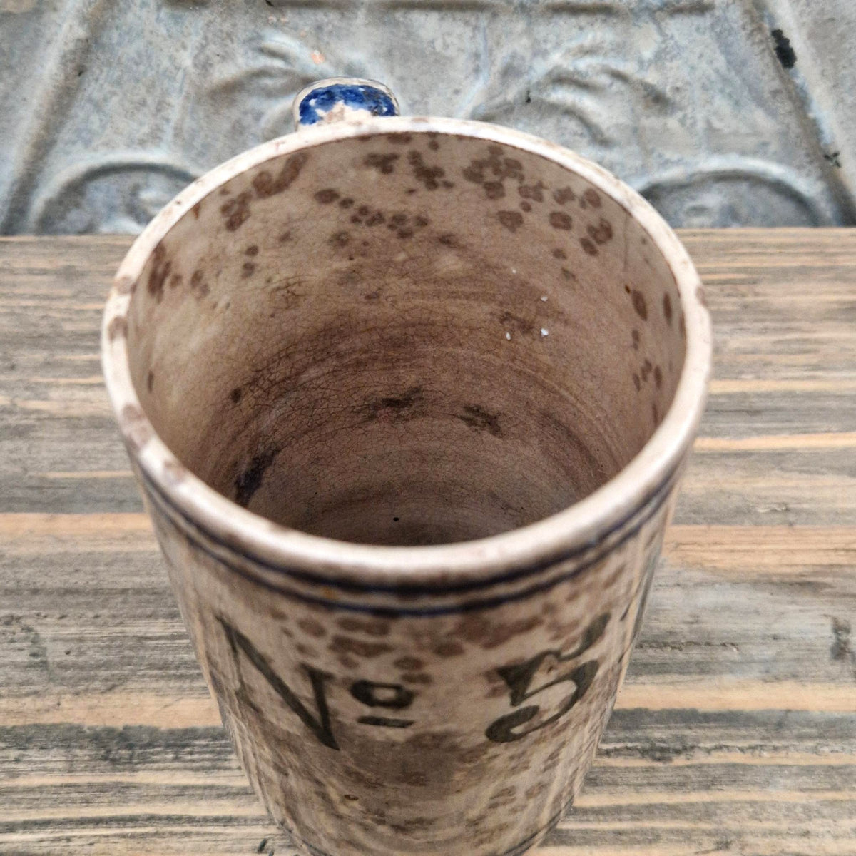 Chope d’archer n° 51 en faïence mouchetée brune et bleue
