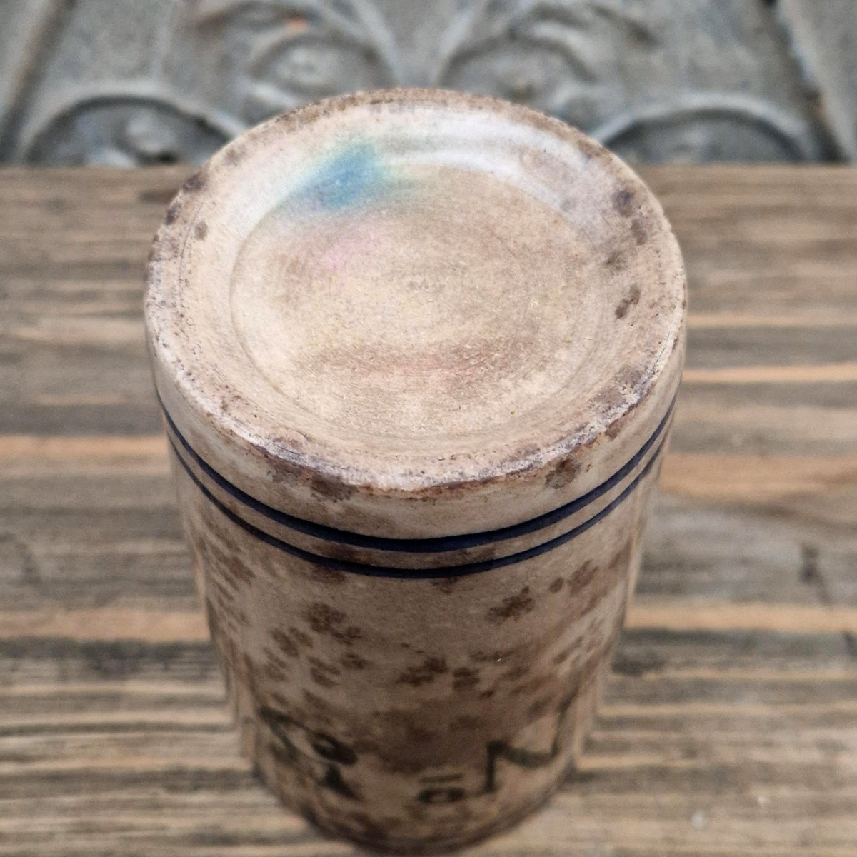 Chope d’archer n° 51 en faïence mouchetée brune et bleue