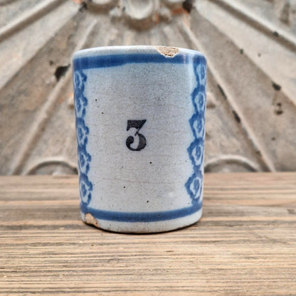 Ancienne chope d’archer n° 3 à frises florales bleues