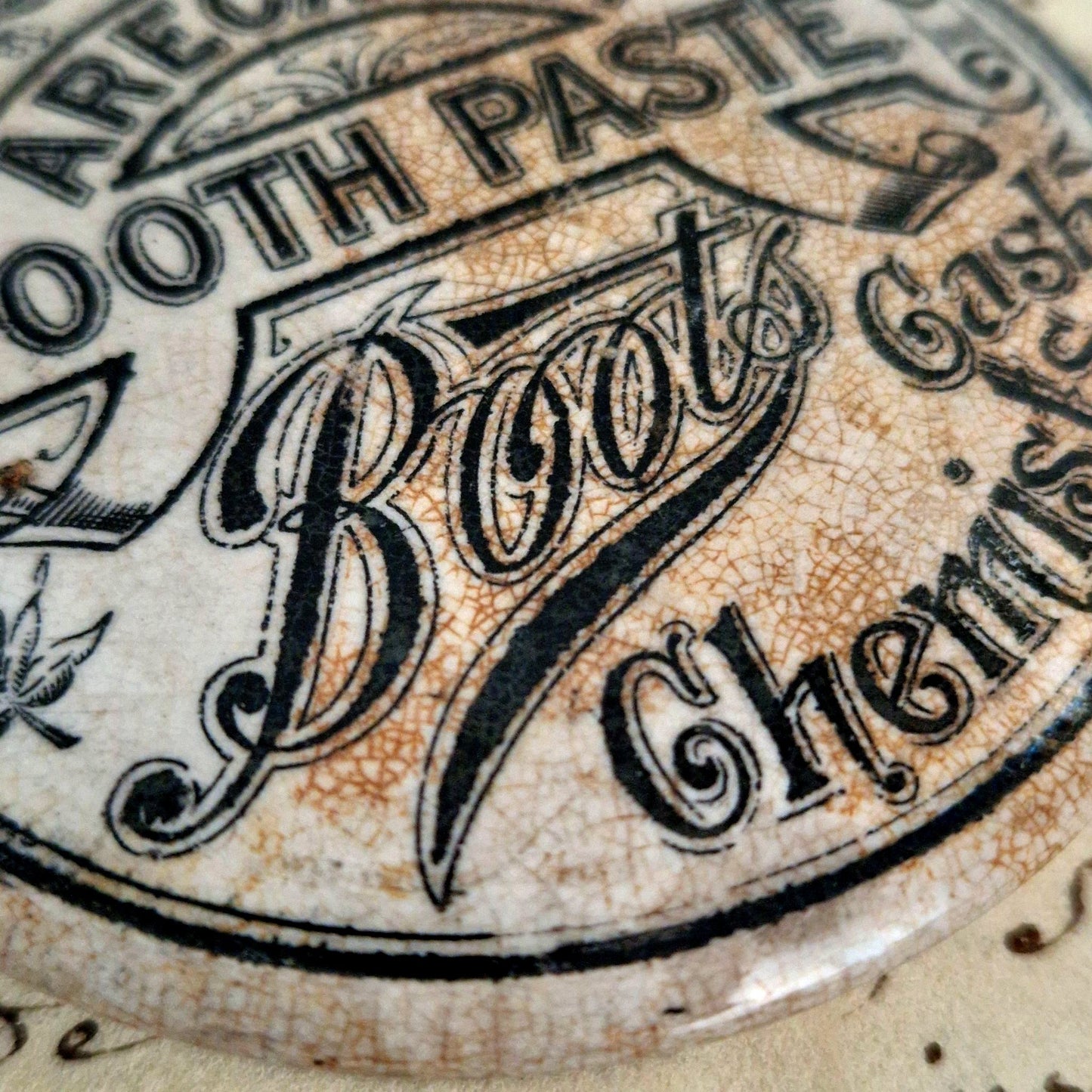 Ancien pot couvercle porcelaine émaillée