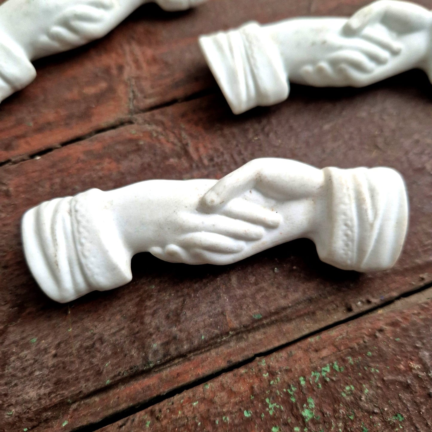 Hand shake porcelain drawerpull