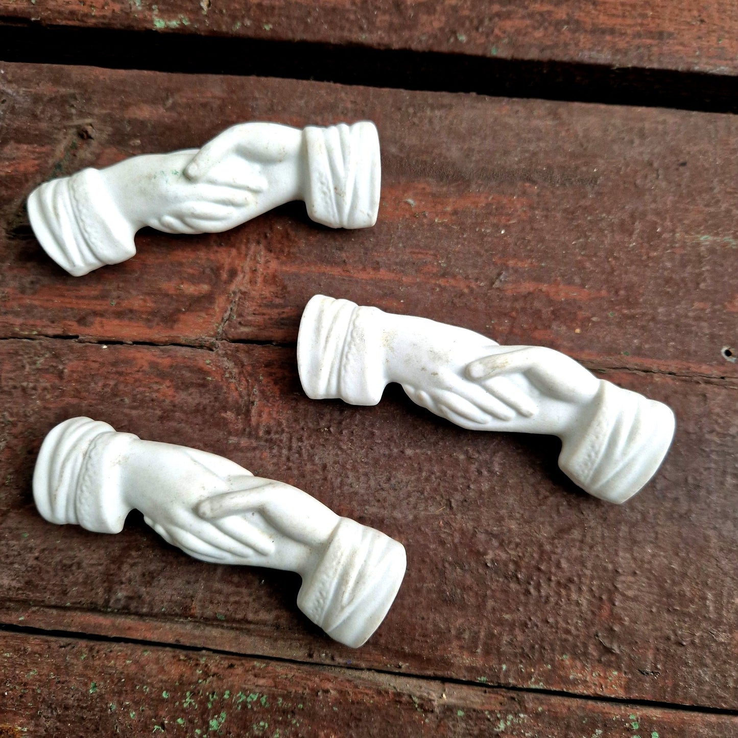 Poignee ancienne en porcelaine, Mains serrées