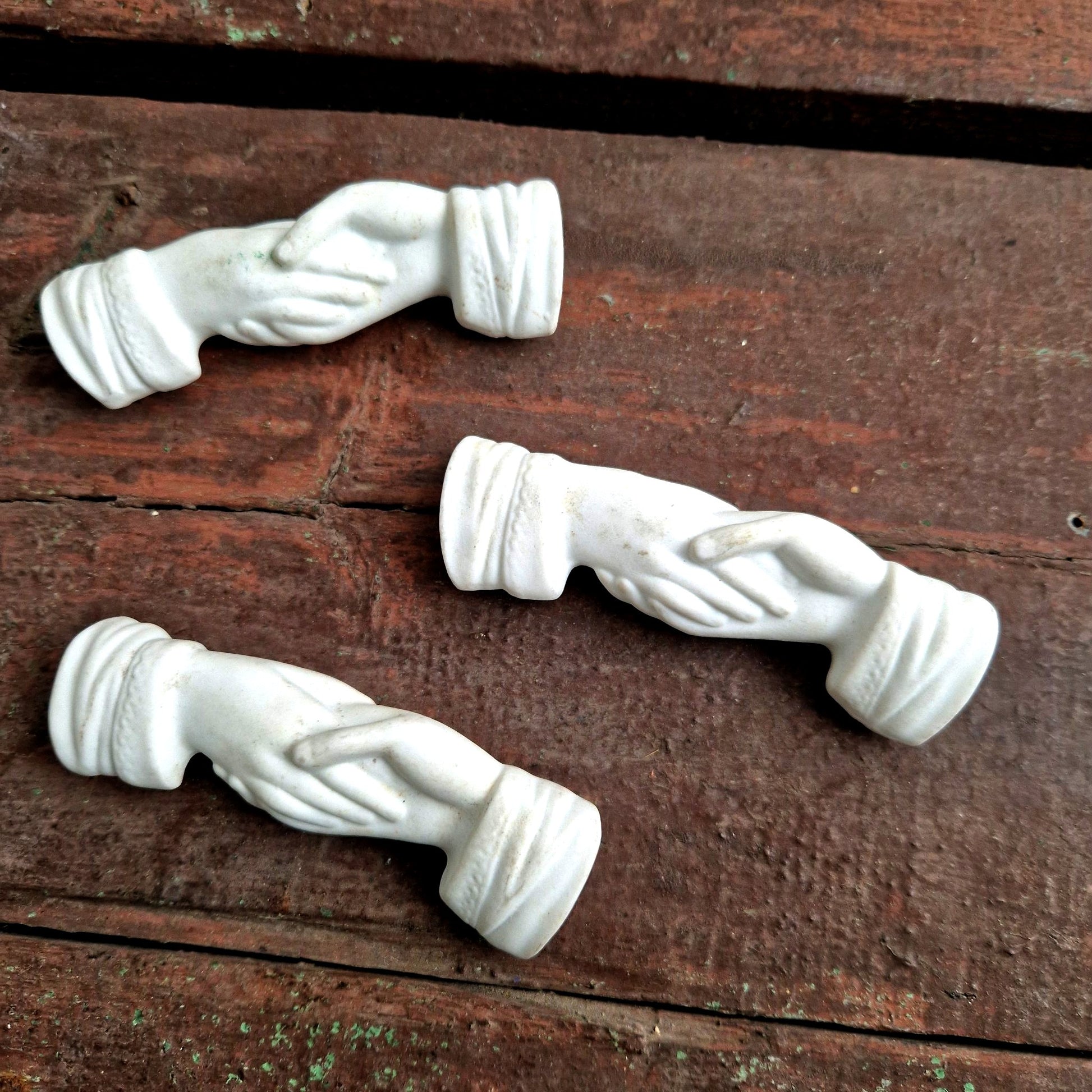 Poignee ancienne en porcelaine, Mains serrées